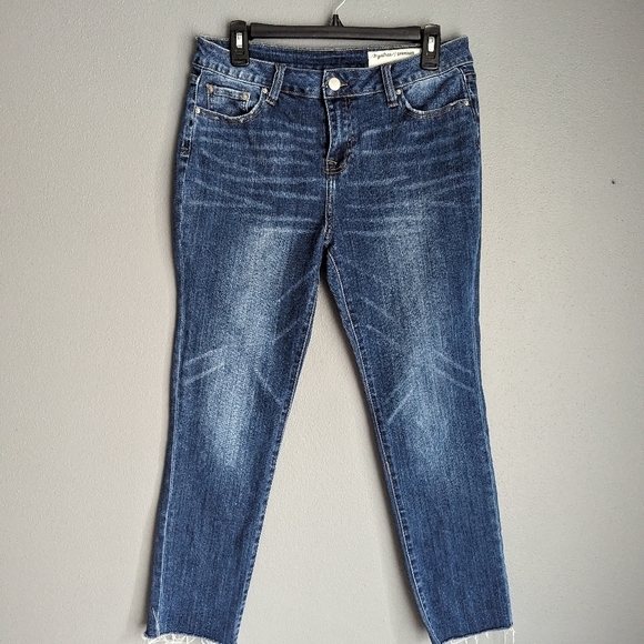 Mystree women's jeans. Women's size 27 jeans. Dark wash.